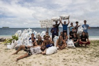 Sprzątanie plaży na Pulau Banjak