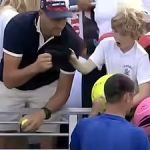 Piotr Szczerek zabierający dziecku czapkę